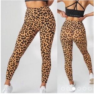 Balance Athletica King Cheetah Cloud Leggings size
Large